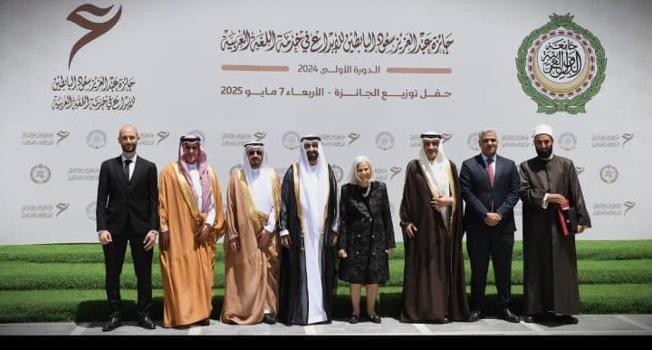 مجمع الملك سلمان العالمي للغة العربية يتسلم جائزة عبد العزيز سعود البابطين للإبداع في خدمة اللغة العربية عن مشروعه: (مؤشر اللغة العربية)