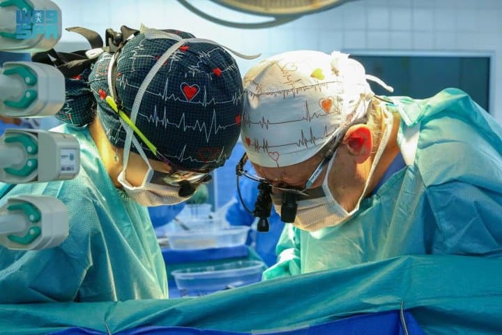 "التخصصي" ينجح في زراعة قلب لطفل سعودي بعد نقله من متبرع متوفى دماغياً في الإمارات