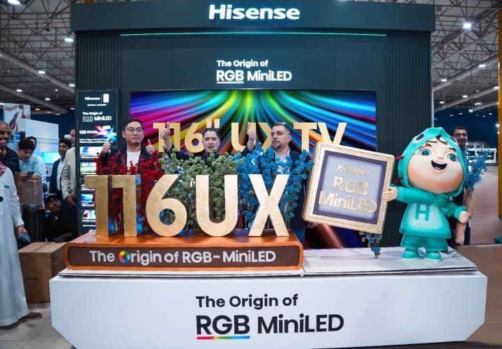 هايسنس وإكسترا تطلقان أكبر شاشة تلفزيون في المملكة العربية السعودية شاشة RGB‑MiniLED UX بحجم 116 بوصة الآن في معارض إكسترا