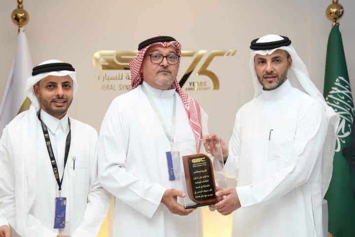 نظير توطينها مهنة قائدي الحافلات الرئيس التنفيذي للهيئة الملكية لمدينة مكة يكرم شركة دله لنقل الحجاج