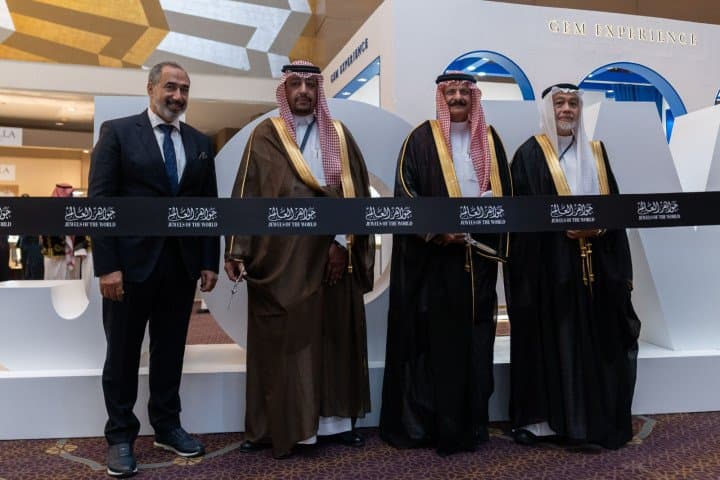 معرض "جواهر العالم" يفتتح أبوابه في قلب الرياض كبار صائغي المجوهرات في العالم والشرق الأوسط يجتمعون في الحدث الأكثر ترقّبًا في المنطقة