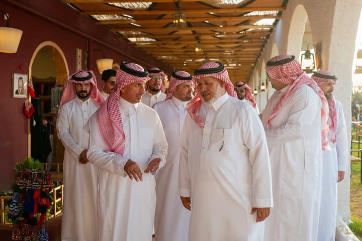 بعد قضاء إجازته العائلية بين "شورى" و"أدرينا" بالبحر الأحمر...وزير السياحة يزور الطائف.. وجولات ميدانية تواكب برنامج الصيف