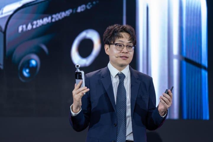 HONOR تكشف عن أول هاتف روبوتي في العالم Robot Phone خلال LEAP 2026 من أجل حقبة جديدة من صناعة الأفلام السينمائية عبر الهواتف المحمولة والذكاء الاصطناعي المتجسد