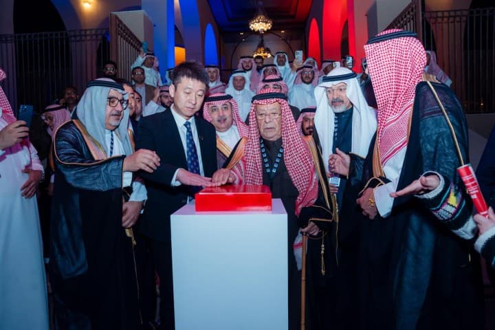التجارة الوطنية تدشن حافلاتها الكهربائية بالمملكة وتعلن عن مصنع لتجميعها بالتعاون مع كينج لونج الصينية